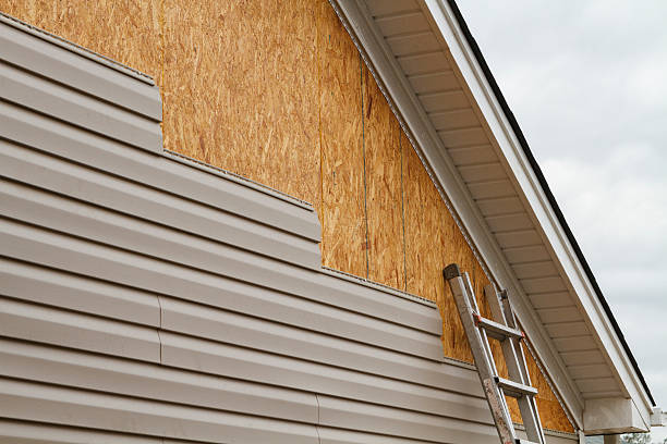 Professional Fiber Cement Siding technician working in Auburndale, FL